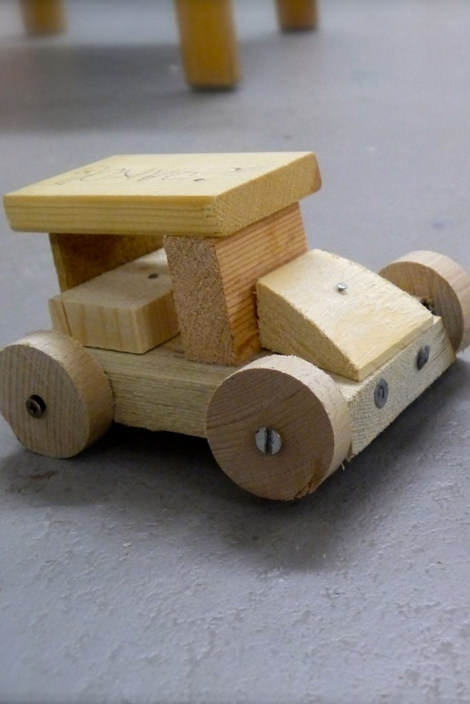 ein Auto aus der Holzwerkstatt