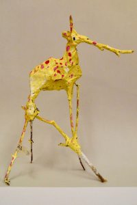 Tiere aus Ästen – eine gelbe Giraffe