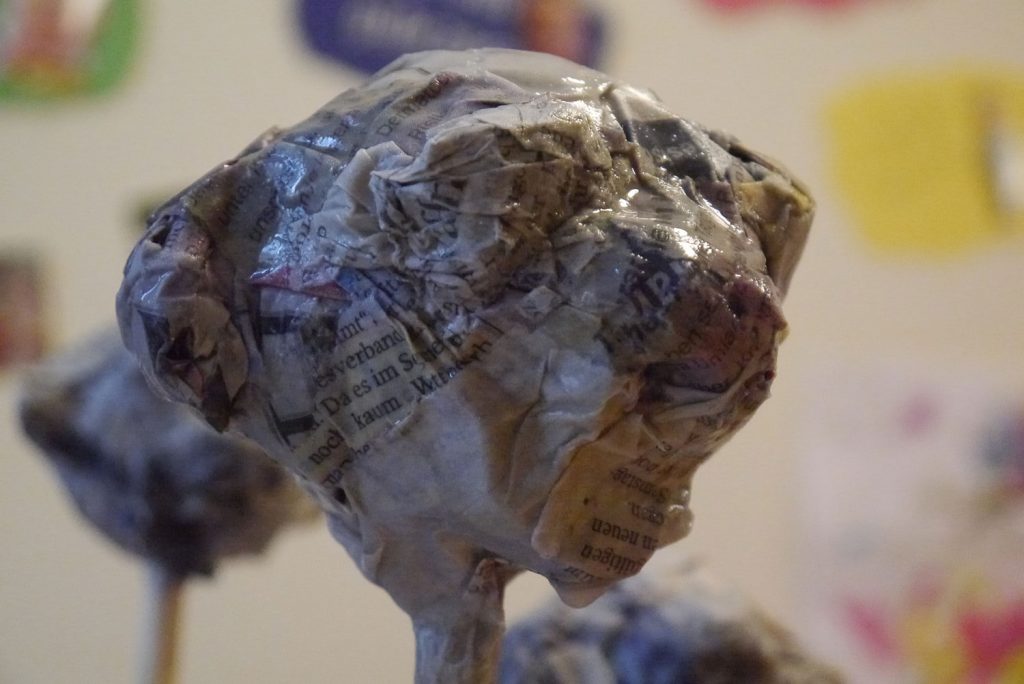 Puppenkopf aus Zeitung und Kleister